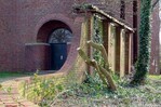Met de muur die om de toren heen loopt.
              <br/>
              Gert-Jan Lobbes, 2019-04-01